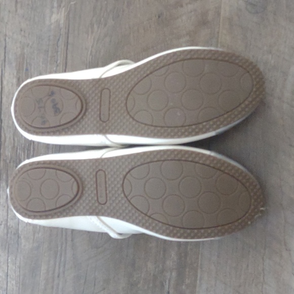 White slip on Caroline Stride Rite shoes, US size 2.5 - Picture 3 of 5